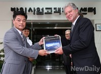 [포토]공중급유기 제안서 제출하는 보잉사 관계자