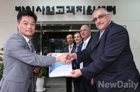 [포토]공중급유기 제안서 제출하는 IAI 관계자