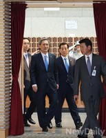 [포토]국방부장관 이취임식에 입장하는 한민구-김관진