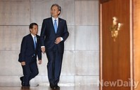 [포토]입장하는 한민구 신임장관- 김관진 전 장관