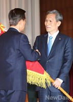 [포토]국방기 이양하는 김관진 전 장관