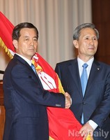 [포토]국방기 나란히 든 한민구-김관진