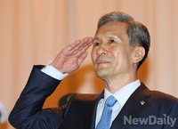 [포토]거수경례하는 김관진 전 국방부장관