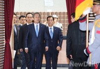 [포토]취임식장 입장하는 한민구-김관진