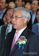 [포토]애국가 부르는 문용린 서울시 교육감