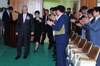 [포토]박수 받으며 퇴임식 들어서는 문용린 교육감