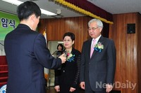 [포토]감사패 받는 문용린 서울교육감 내외