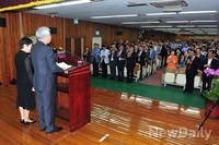 [포토]기립박수 받으며 퇴임사 하는 문용린 교육감 내외