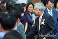 [포토]교육청 직원들과 악수 나누는 문용린 교육감