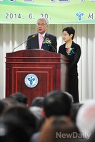 [포토]퇴임사 하는 문용린 교육감 내외