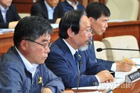 [포토]의원들의 질문에 답변하는 이주영 장관