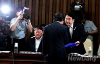 [포토]증인 선서문 전달하는 이주영 해양수산부 장관