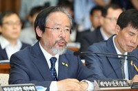 [포토]의원들의 질의에 답변하는 이주영 해수부 장관