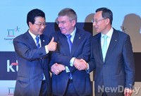 [포토]손 잡은 김진선-토마스 바흐-황창규 회장