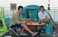 [포토]옥상위에서 캠핑 체험하는 이기우-김산호