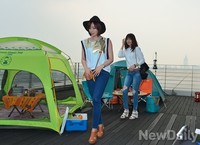 [포토]옥상위에서 펼쳐지는 캠핑 체험 나선 티아라 지연-은정
