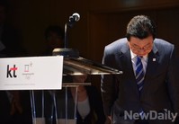 [포토]고개숙여 인사하는 김진선 평창동계올림픽 조직위원장