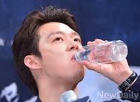 [포토]영화 해무, 물마시는 박유천