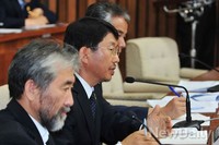 [포토]의원들의 질문에 답하는 김석균 해양경찰청장