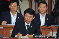 [포토]의원들의 질문 받아 적는 김석균 해경청장