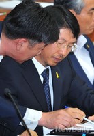 [포토]설명 듣는 김석균 해양경찰청장