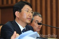 [포토]의원들의 질의를 듣고 있는 김석균 해양경찰청장