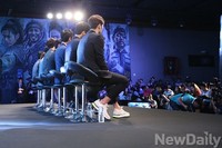 [포토]영화 해적, 취재진에 질문 받는 배우들