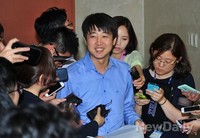 [포토]기자들과 대화 나누는 이준석 새누리당 혁신위원장