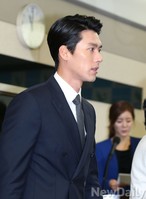 [포토]검은수트 입고 등장한 현빈