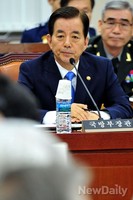 [포토]의원들의 질의에 답변하는 한민구 국방장관