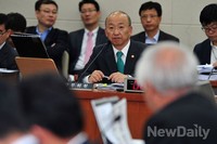 [포토]의원들의 질문 경청하는 문형표 보건복지부 장관