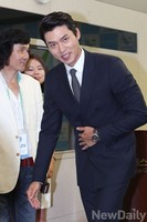 [포토]인사하며 행사장을 나서는 현빈