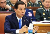 [포토]질의에 답변하는 한민구 국방장관