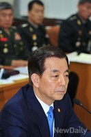 [포토]의원들의 질문 경청하는 한민구 국방장관