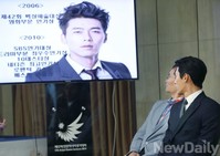 [포토]아시안게임, 현빈의 프로필 바라보는 현빈