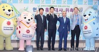 [포토]인천아시안게임 홍보대사 현빈, 관계자들과 화이팅