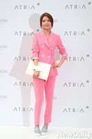 [포토]수영, 올 핑크 패션의 완성은 '크러치백'