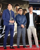 [포토]신의 한수, 팬들을 위해 나란히 선 배우들