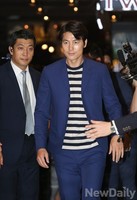 [포토]신의 한수, 경호를 받으며 들어서는 배우 정우성