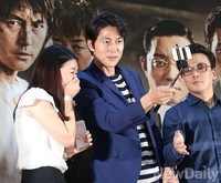 [포토]팬을 위해 직접 셀카찍는 정우성 