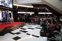 [포토]신의 한수, 관객과 취재진에 둘러싸인 배우들