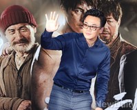 [포토]신의 한수, 김인권 팬들을 향해 '빛나는 손 인사'