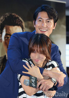 [포토]신의 한수, 정우성 팬을 위한 선물 '백허그'