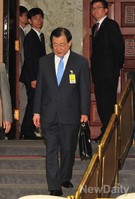 [포토]청문회장으로 들어서는 이병기 국정원장 후보자