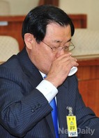 [포토]물 마시는 이병기 국정원장 후보자