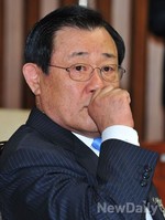 [포토]기침하는 이병기 국정원장 후보자