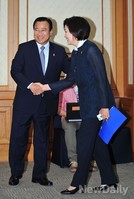 [포토]주례회동에서 악수 나누는 여야 원내대표