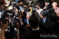 [포토]국정원 직원 가방 확인하는 박영선 의원