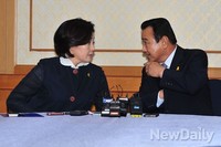 [포토]대화 나누는 여야 원내대표 