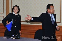 [포토]비공개 회의 위해 자리 떠나는 여야 원내대표 